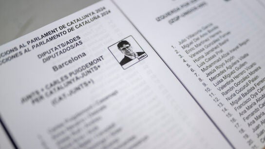 Papeleta de Junts+ en un taller municipal durante la preparaci&oacute;n del material para las elecciones catalanas del 12M