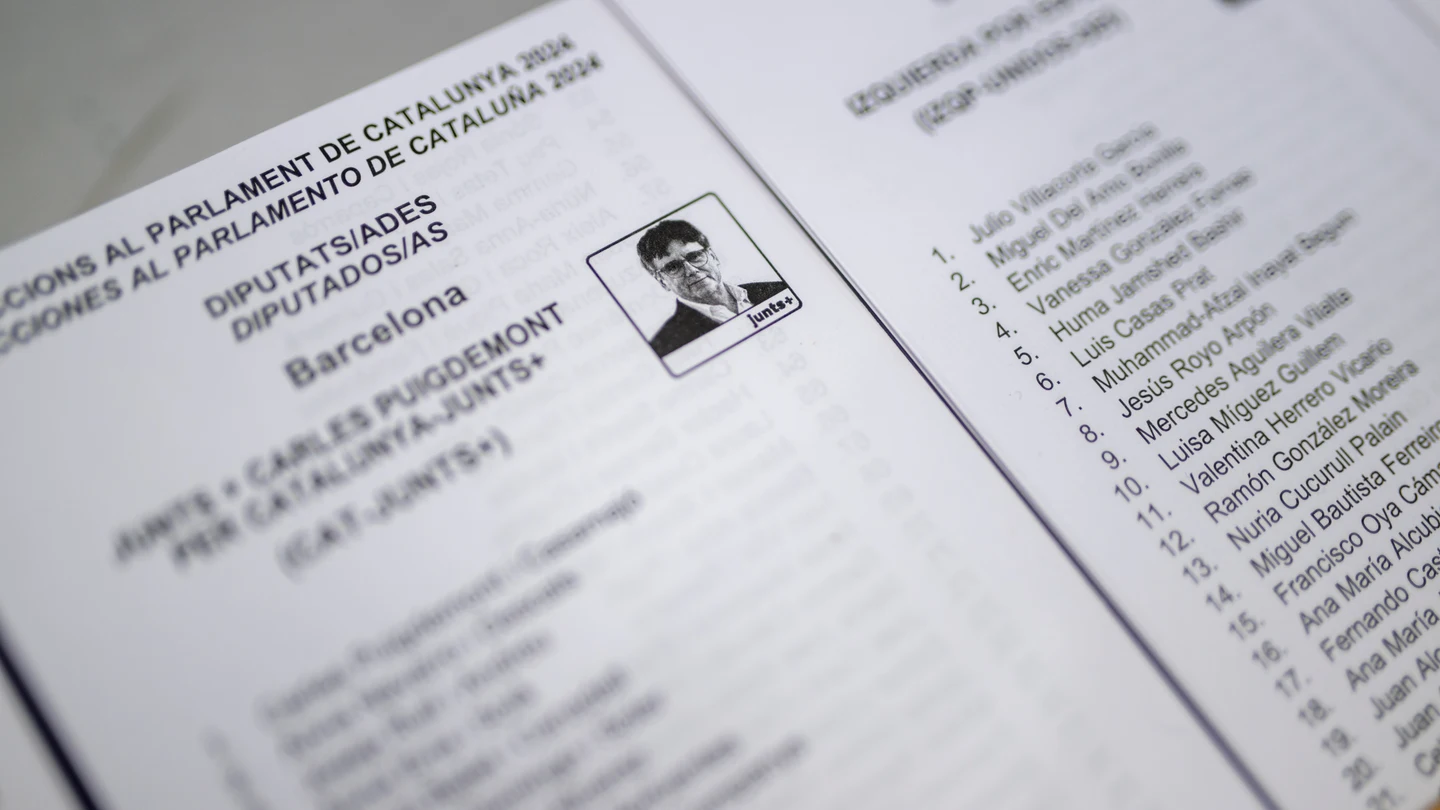 Papeleta de Junts+ en un taller municipal durante la preparación del material para las elecciones catalanas del 12M Papeleta de Junts+ en un taller municipal durante la preparación del material para las elecciones catalanas del 12M