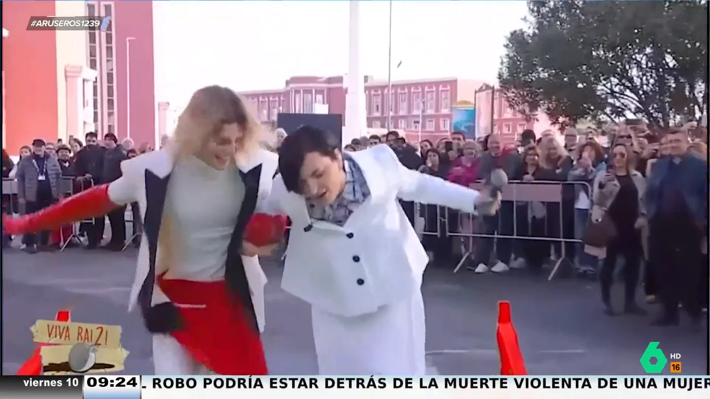 El show debe continuar: esta cantante italiana sigue cantando pese a su caída El show debe continuar: esta cantante italiana sigue cantando pese a su caída