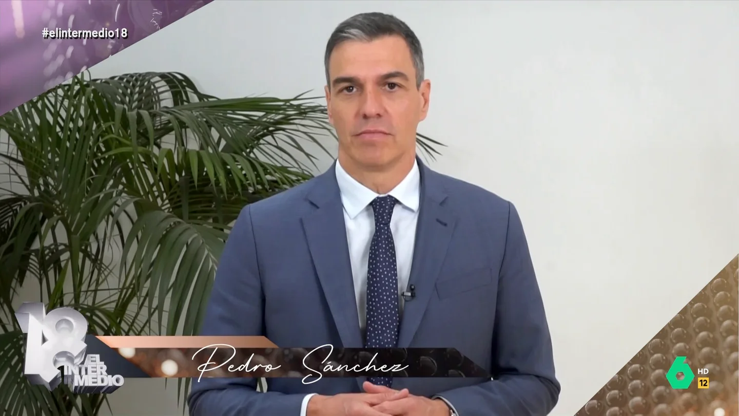 La sorpresa de Pedro Sánchez a Wyoming: "¿Solo 18 años al frente de El Intermedio y ya te quieres marchar?" La sorpresa de Pedro Sánchez a Wyoming: "¿Solo 18 años al frente de El Intermedio y ya te quieres marchar?"