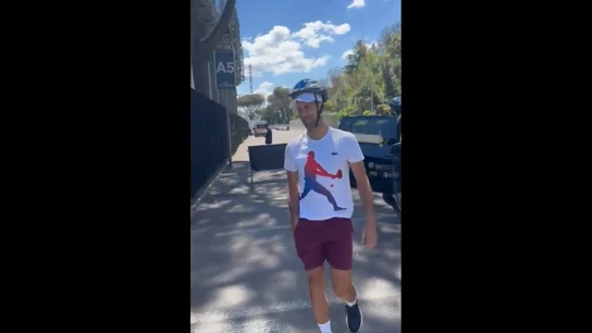 Djokovic, con casco Djokovic, con casco