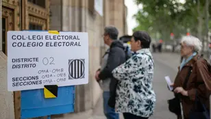 Varias personas acuden a ejercer su derecho a voto en la Universitat de Barcelona, a 12 de mayo de 2024, en Barcelona, Catalunya (España).