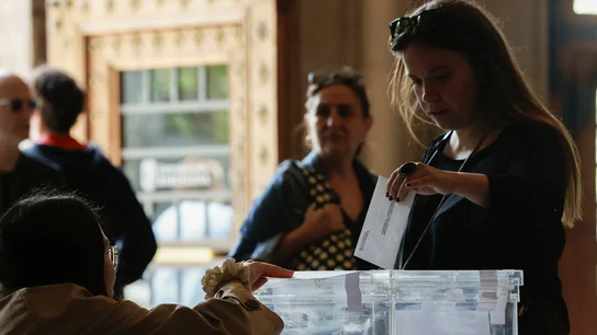 Imagen de una ciudadana votando en Cataluña Imagen de una ciudadana votando en Cataluña