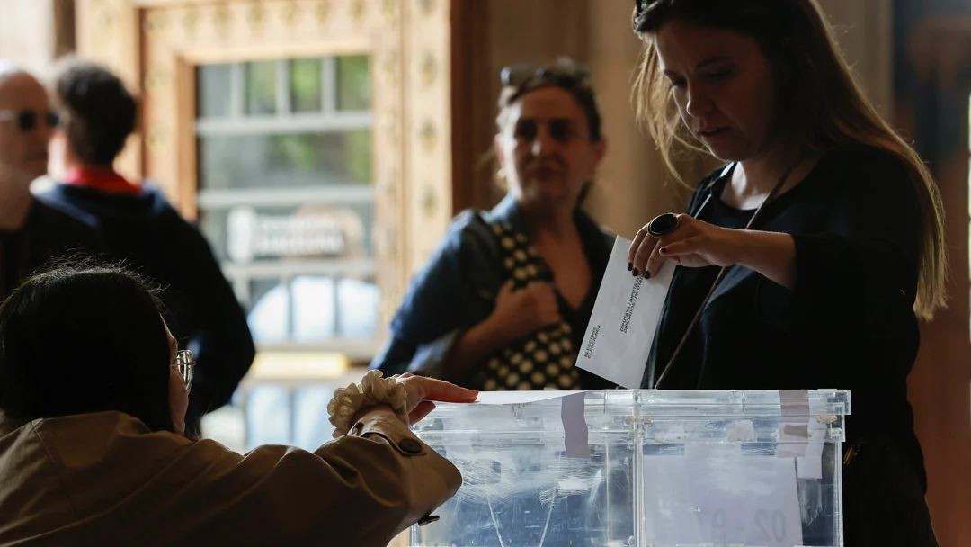 Imagen de una ciudadana votando en Cataluña