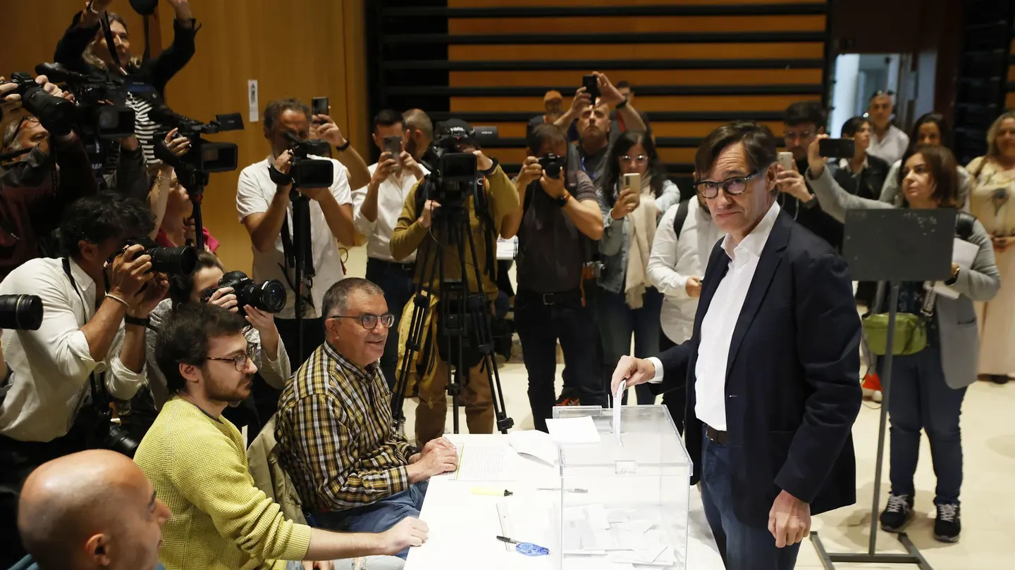 El candidato del PSC a las elecciones catalanas, Salvador Illa, vota en La Roca del Vallès (Barcelona), su ciudad natal. El candidato del PSC a las elecciones catalanas, Salvador Illa, vota en La Roca del Vallès (Barcelona), su ciudad natal.