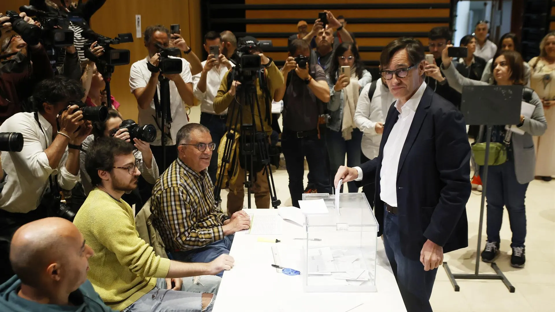 El candidato del PSC a las elecciones catalanas, Salvador Illa, vota en La Roca del Vallès (Barcelona), su ciudad natal.