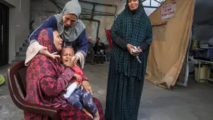 Los palestinos lloran a sus familiares muertos en el bombardeo israelí de la Franja de Gaza, en un hospital de Rafah