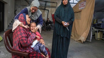 Los palestinos lloran a sus familiares muertos en el bombardeo israelí de la Franja de Gaza, en un hospital de Rafah