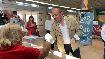El candidato del PP a las elecciones catalanas, Alejandro Fernández, en su colegio electoral en Tarragona ciudad.