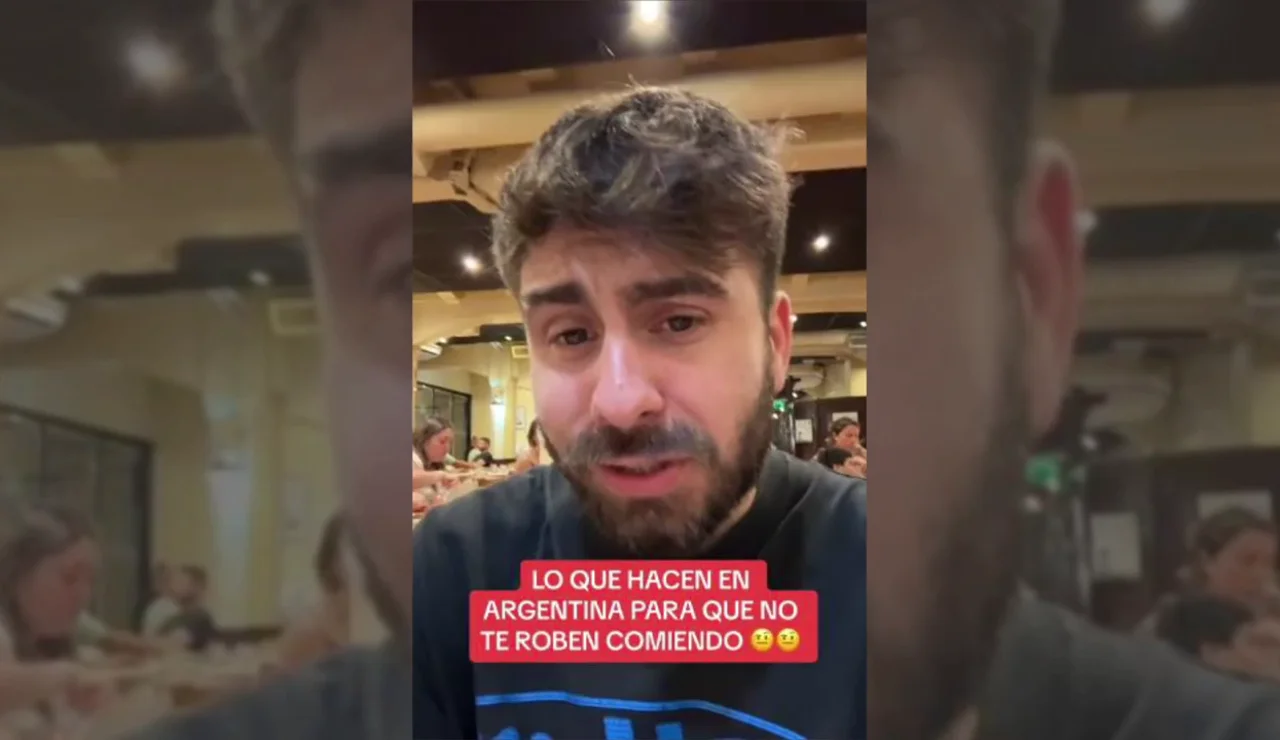 Un joven muestra el truco que tienen en Argentina para que no te roben en un restaurante mientras comes: &quot;Nunca lo había visto en España&quot;