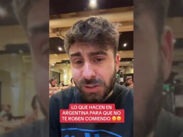 Un joven muestra el truco que tienen en Argentina para que no te roben en un restaurante mientras comes: "Nunca lo había visto en España"