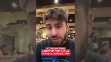 Un joven muestra el truco que tienen en Argentina para que no te roben en un restaurante mientras comes: "Nunca lo había visto en España"