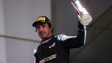 Fernando Alonso, en el podio de Qatar con Alpine