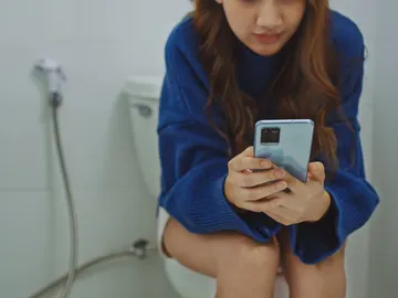 Usar el teléfono en el baño Usar el teléfono en el baño