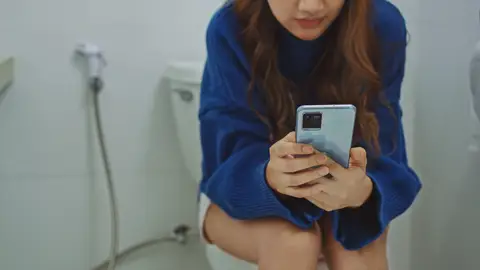 Usar el teléfono en el baño Usar el teléfono en el baño