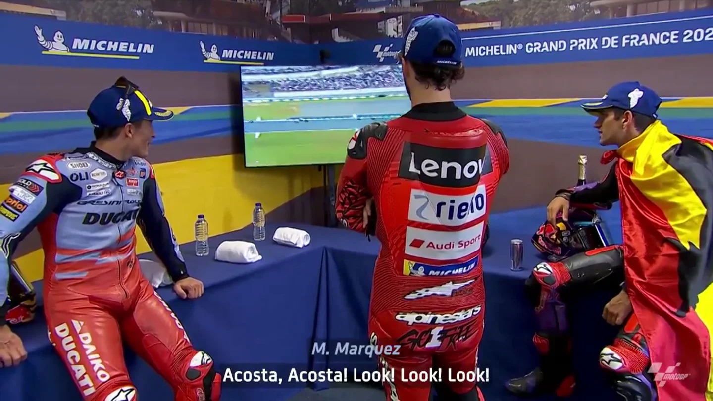 Marc Márquez y Jorge Martín, viendo la caída de Acosta Marc Márquez y Jorge Martín, viendo la caída de Acosta
