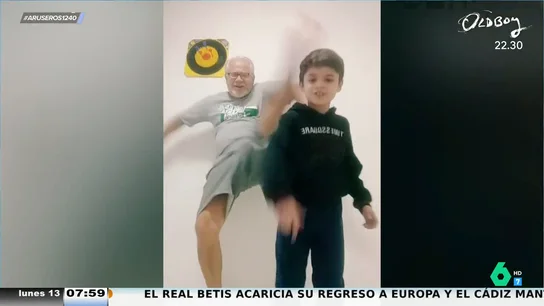 Ni Jackie Chan: su abuelo le da una patada en la cara mientras graba un vídeo para TikTok Ni Jackie Chan: su abuelo le da una patada en la cara mientras graba un vídeo para TikTok