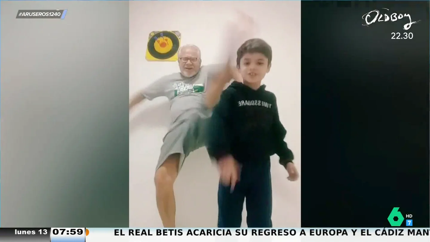 Ni Jackie Chan: su abuelo le da una patada en la cara mientras graba un vídeo para TikTok Ni Jackie Chan: su abuelo le da una patada en la cara mientras graba un vídeo para TikTok