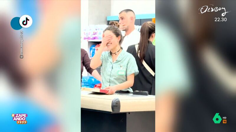 El inesperado gesto de un cliente con una empleada de un supermercado que la deja sin palabras