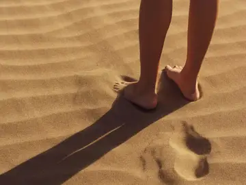 ¿Por qué es bueno andar descalzo por la playa? ¿Por qué es bueno andar descalzo por la playa?