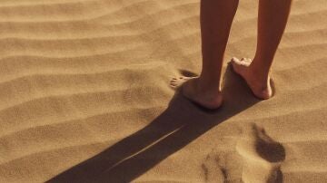 ¿Por qué es bueno andar descalzo por la playa?