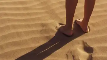 ¿Por qué es bueno andar descalzo por la playa?