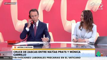 Mónica Carrillo alucina con la forma de coger el teléfono de Matías Prats en directo: "¿Siempre contestas así?"