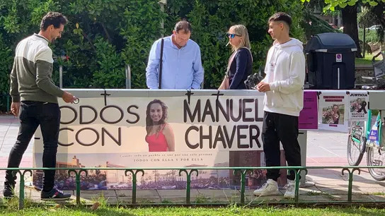 Amigos de Manuela Chavero ante la Audiencia de Badajoz para exigir prisión permanente revisable para el único acusado de la desaparición y muerte de la mujer. Amigos de Manuela Chavero ante la Audiencia de Badajoz para exigir prisión permanente revisable para el único acusado de la desaparición y muerte de la mujer.