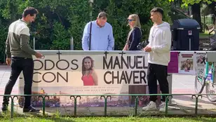 Amigos de Manuela Chavero ante la Audiencia de Badajoz para exigir prisión permanente revisable para el único acusado de la desaparición y muerte de la mujer.