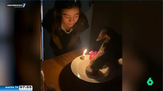 Esta niña no volverá a cerrar los ojos antes de soplar las velas: su perro aprovecha y se come la tarta Esta niña no volverá a cerrar los ojos antes de soplar las velas: su perro aprovecha y se come la tarta