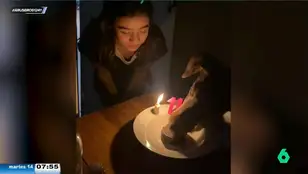 Esta niña no volverá a cerrar los ojos antes de soplar las velas: su perro aprovecha y se come la tarta
