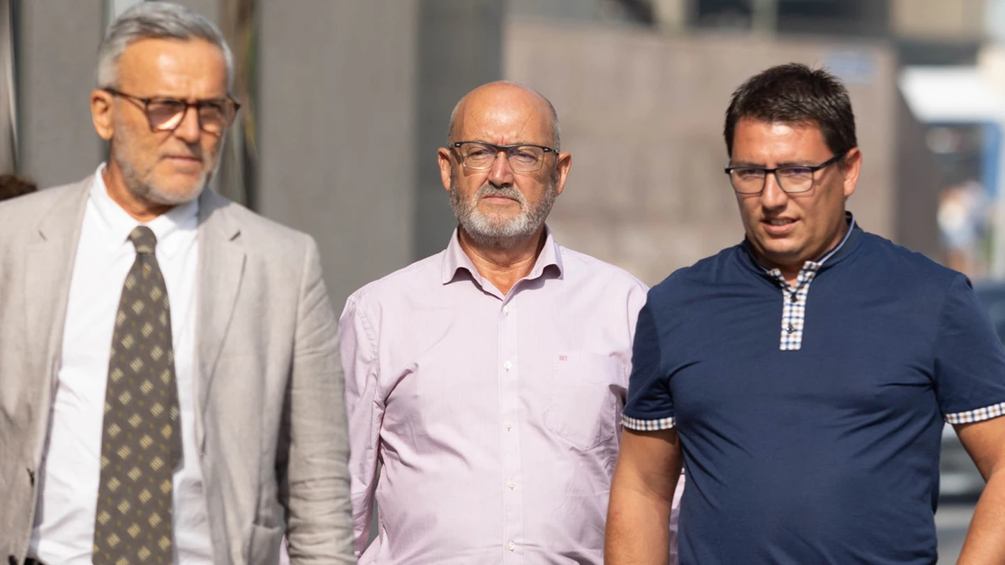 El ex diputado del PSOE Juan Bernardo Fuentes Curbelo, alias 'Tito Berni' (c) y su abogado (i), a su llegada a declarar al Juzgado de Instrucción Número 4 de Santa Cruz de Tenerife, a 29 de junio de 2023, en Santa Cruz de Tenerife, Tenerife, Canarias (España). El ex diputado del PSOE Juan Bernardo Fuentes Curbelo, alias 'Tito Berni' (c) y su abogado (i), a su llegada a declarar al Juzgado de Instrucción Número 4 de Santa Cruz de Tenerife, a 29 de junio de 2023, en Santa Cruz de Tenerife, Tenerife, Canarias (España).