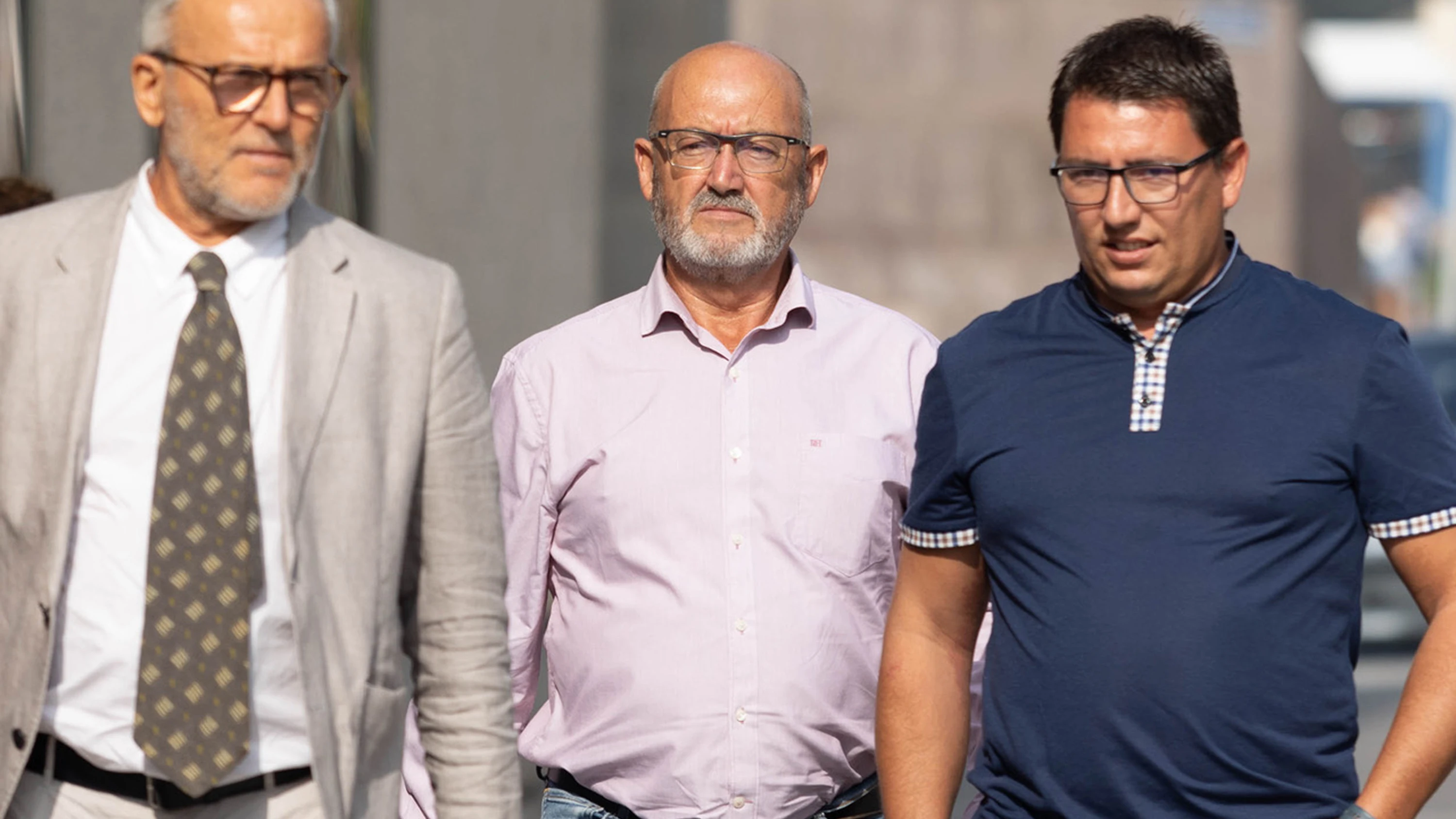 El ex diputado del PSOE Juan Bernardo Fuentes Curbelo, alias 'Tito Berni' (c) y su abogado (i), a su llegada a declarar al Juzgado de Instrucción Número 4 de Santa Cruz de Tenerife, a 29 de junio de 2023, en Santa Cruz de Tenerife, Tenerife, Canarias (España). 