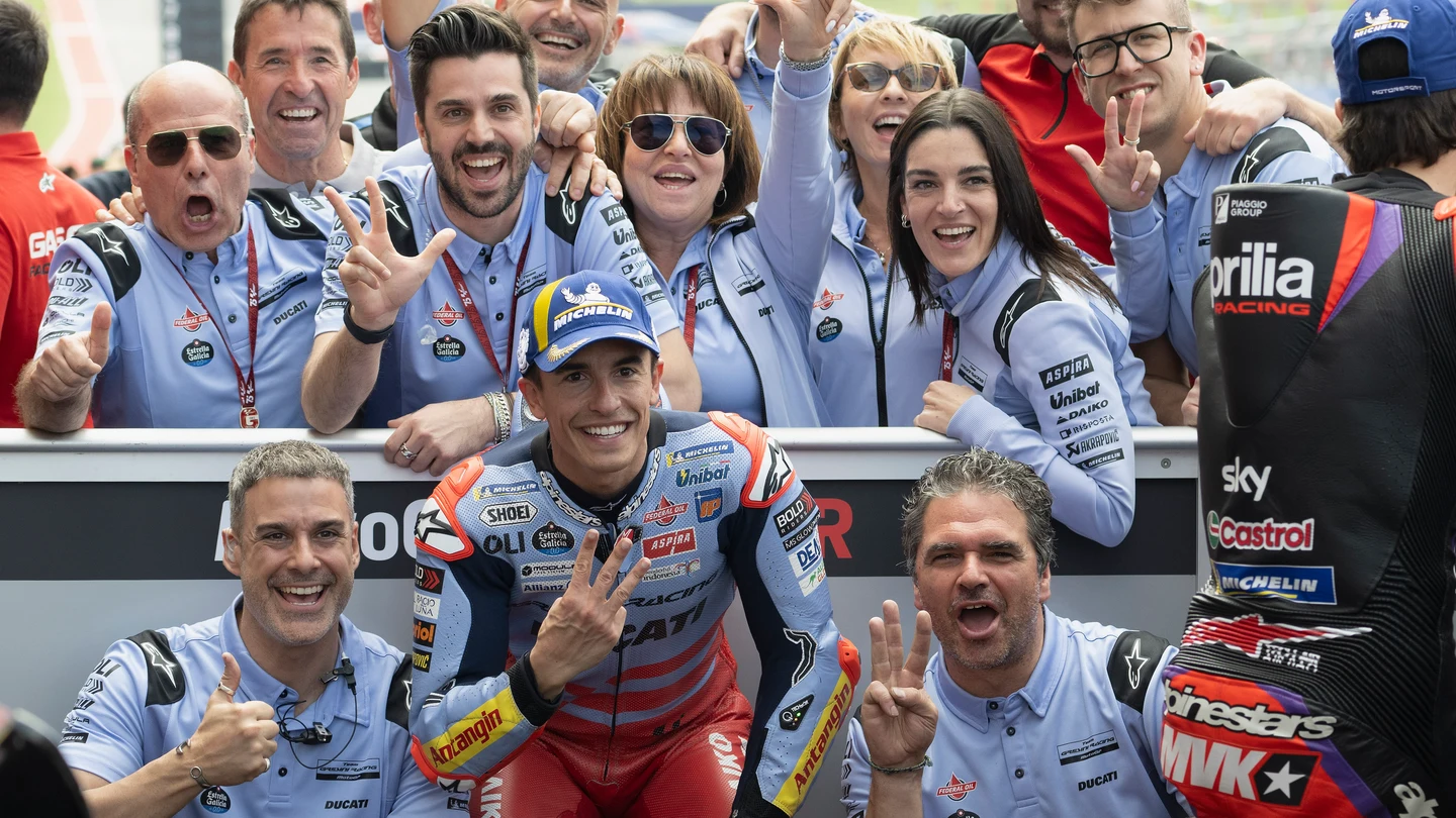 Marc Márquez celebra junto al equipo Gresini Marc Márquez celebra junto al equipo Gresini