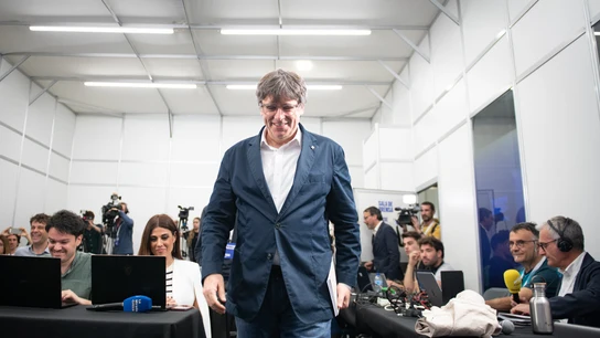El candidato de Junts a la Generalit, Carles Puigdemont, a su llegada a la rueda de prensa donde anunció su intención de presentarse a la investidura. El candidato de Junts a la Generalit, Carles Puigdemont, a su llegada a la rueda de prensa donde anunció su intención de presentarse a la investidura.
