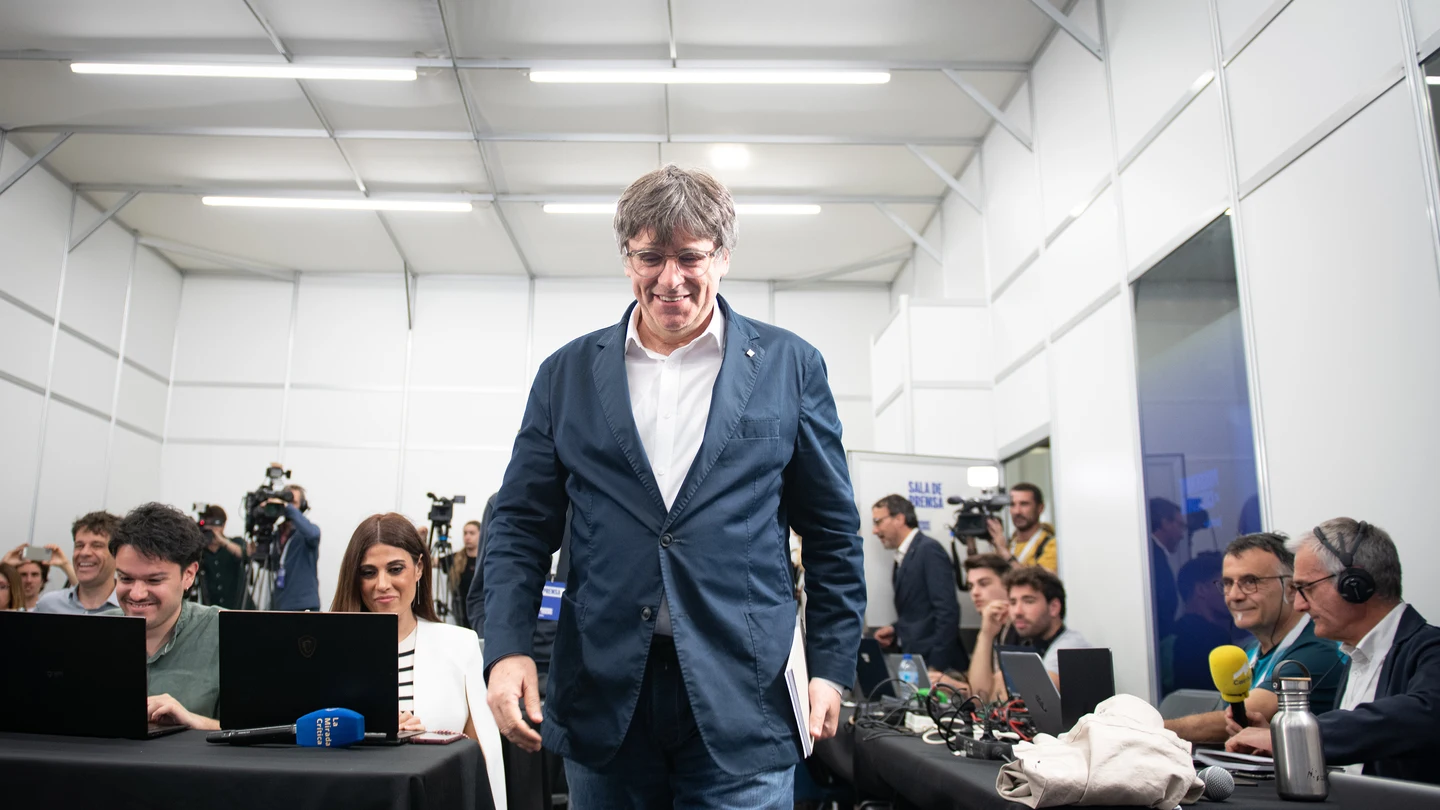 El candidato de Junts a la Generalit, Carles Puigdemont, a su llegada a la rueda de prensa donde anunció su intención de presentarse a la investidura. El candidato de Junts a la Generalit, Carles Puigdemont, a su llegada a la rueda de prensa donde anunció su intención de presentarse a la investidura.