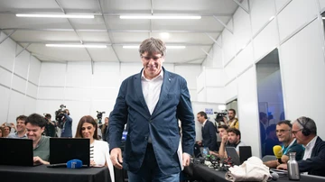 El candidato de Junts a la Generalit, Carles Puigdemont, a su llegada a la rueda de prensa donde anunció su intención de presentarse a la investidura.