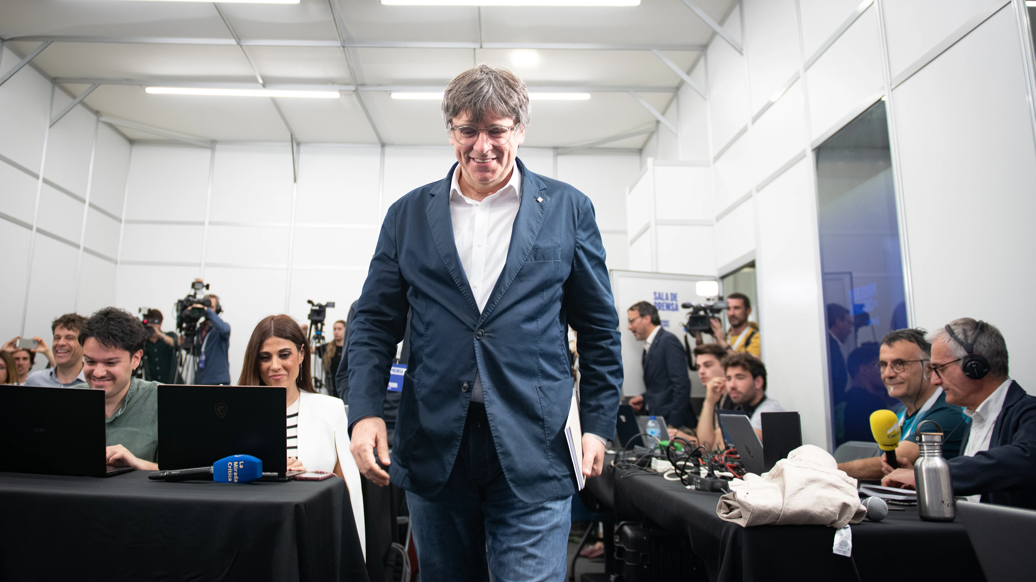 El candidato de Junts a la Generalit, Carles Puigdemont, a su llegada a la rueda de prensa donde anunció su intención de presentarse a la investidura.