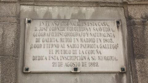 Placa conmemorativa en Casa Cornide