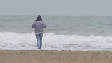 Imagen de archivo de una persona en la playa.