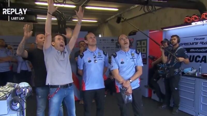 Reacción del padre de Marc Márquez al adelantamiento a Bagnaia en el GP de Francia