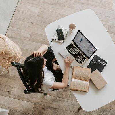 Una mujer teletrabajando