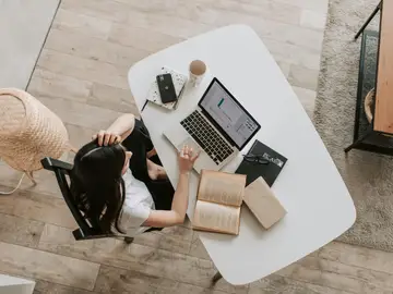 Una mujer teletrabajando Una mujer teletrabajando