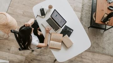 Una mujer teletrabajando