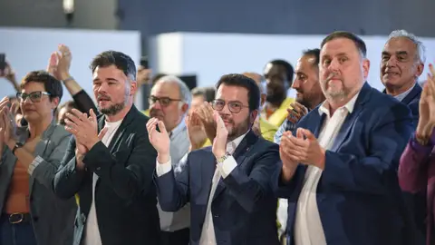 Gabriel Rufián, Pere Aragonès y Oriol Junqueras durante el mitin final de la campaña del 12M. 