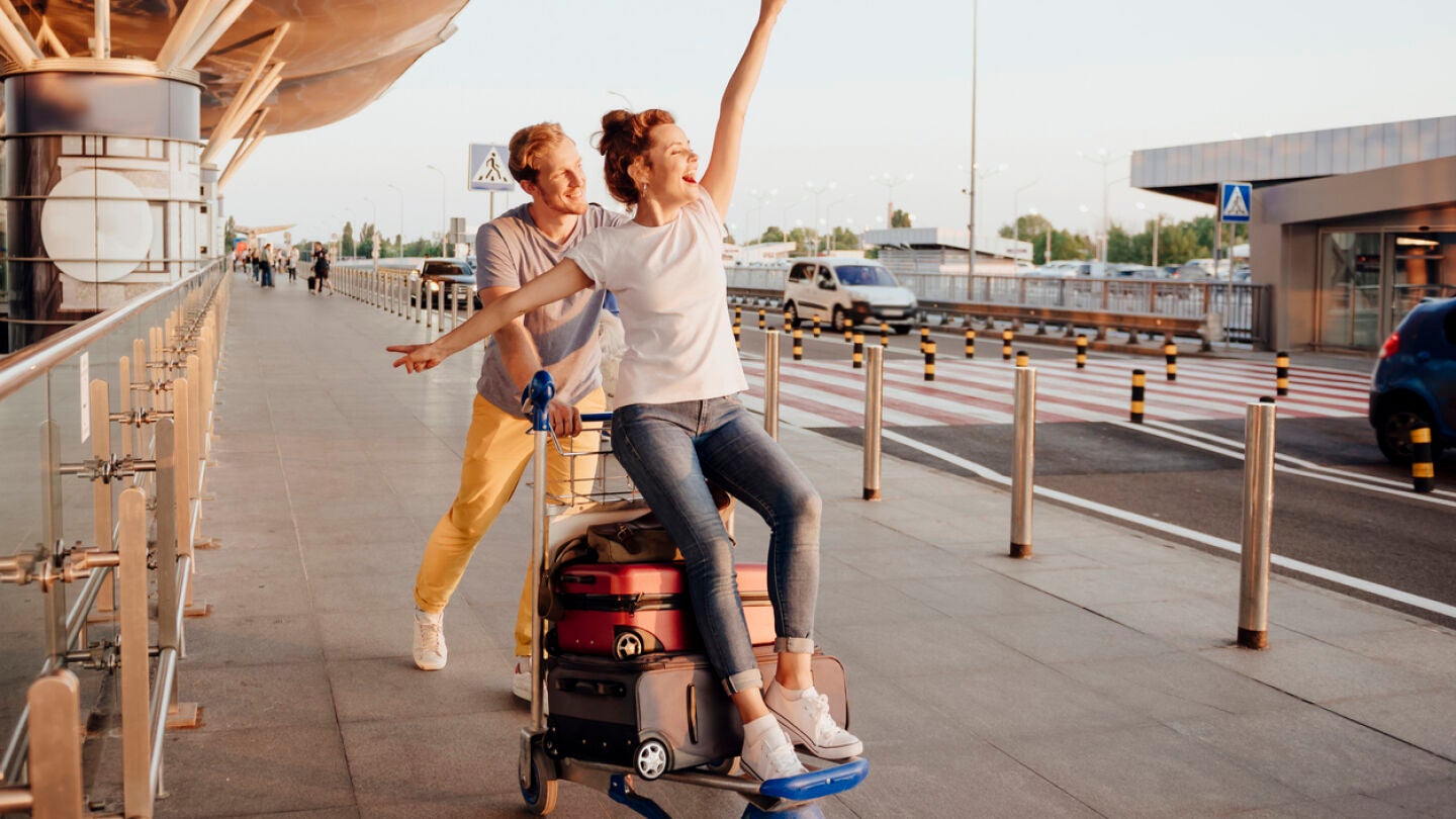 Pareja de viaje feliz en un aeropuerto