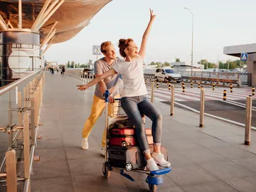 Pareja de viaje feliz en un aeropuerto Pareja de viaje feliz en un aeropuerto