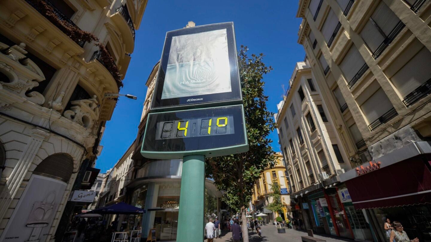Imagen de archivo de un term&oacute;metro de la calle Cruz Conde de C&oacute;rdoba marcando 41 grados. 