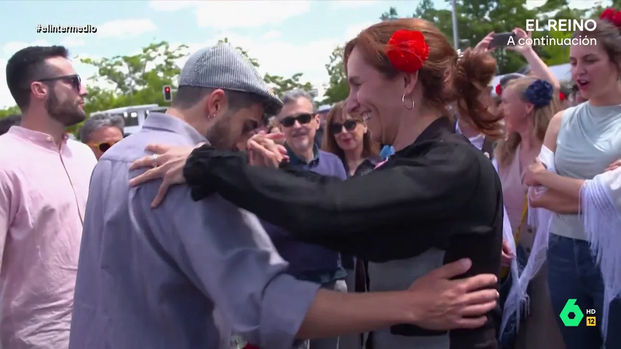 Isma Juárez se encuentra con Mónica García en San Isidro y le pide algún consejo "para ser un buen madrileño". También le pregunta si ha bailado un chotis con Almeida y la ministra se ofrece a hacerlo con él. El resultado, en este vídeo.