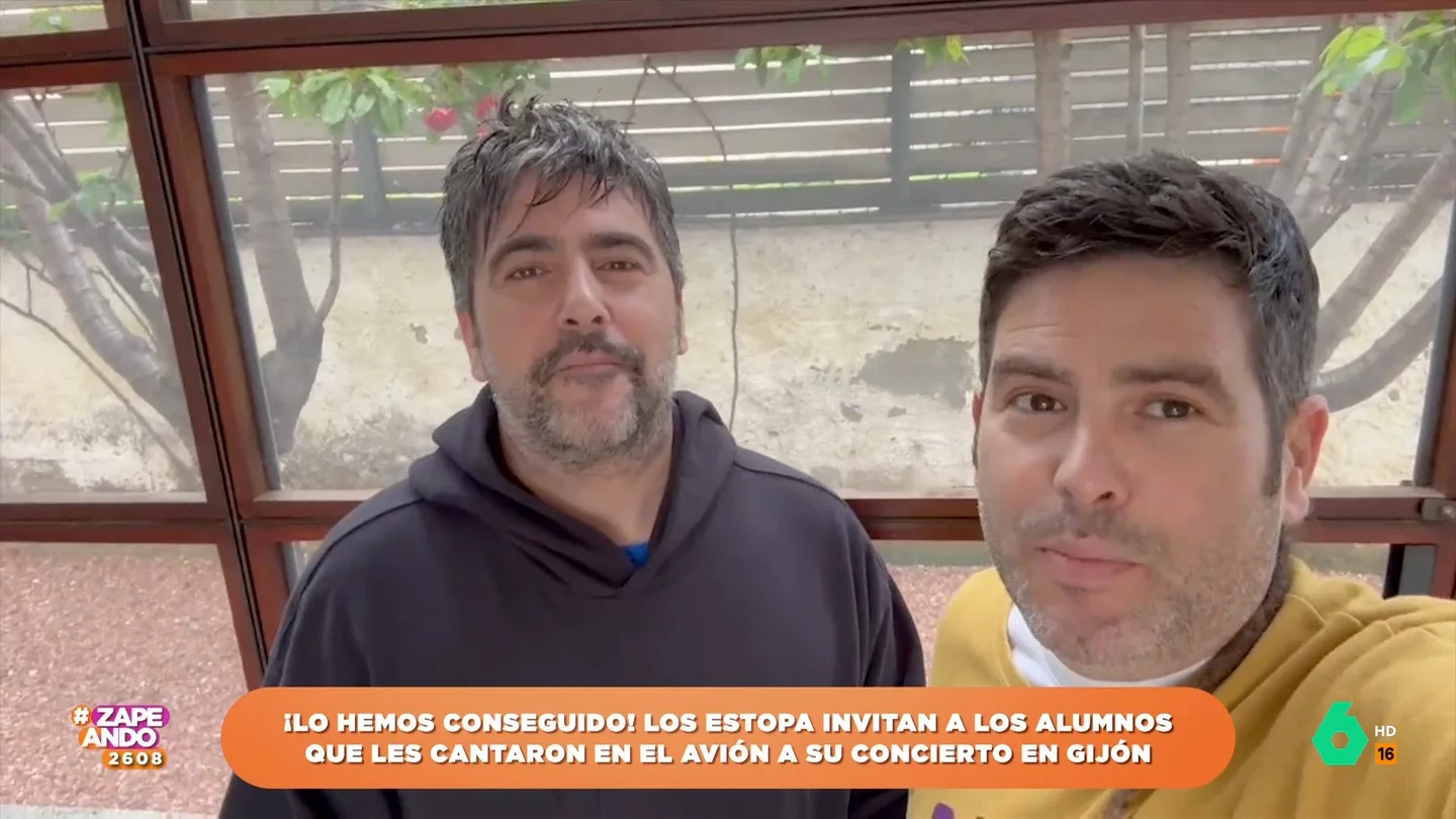 Estopa invitan a los niños que les cantaron en el avión a un concierto: "Queremos ese queso de Cabrales" Estopa invitan a los niños que les cantaron en el avión a un concierto: "Queremos ese queso de Cabrales"